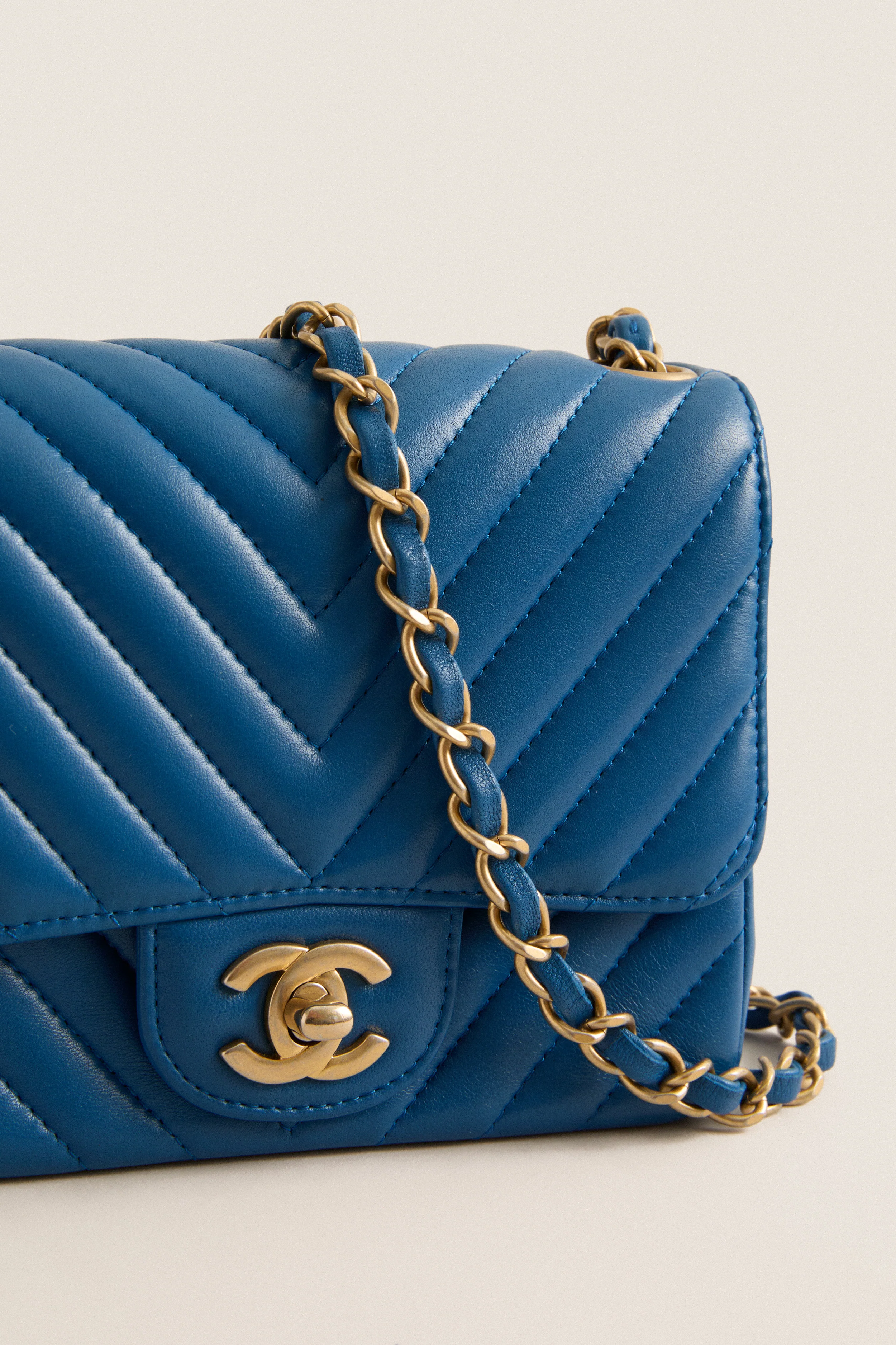 CHANEL V Stitch Blue Chevron Single Flap Chain Bag - Image 6