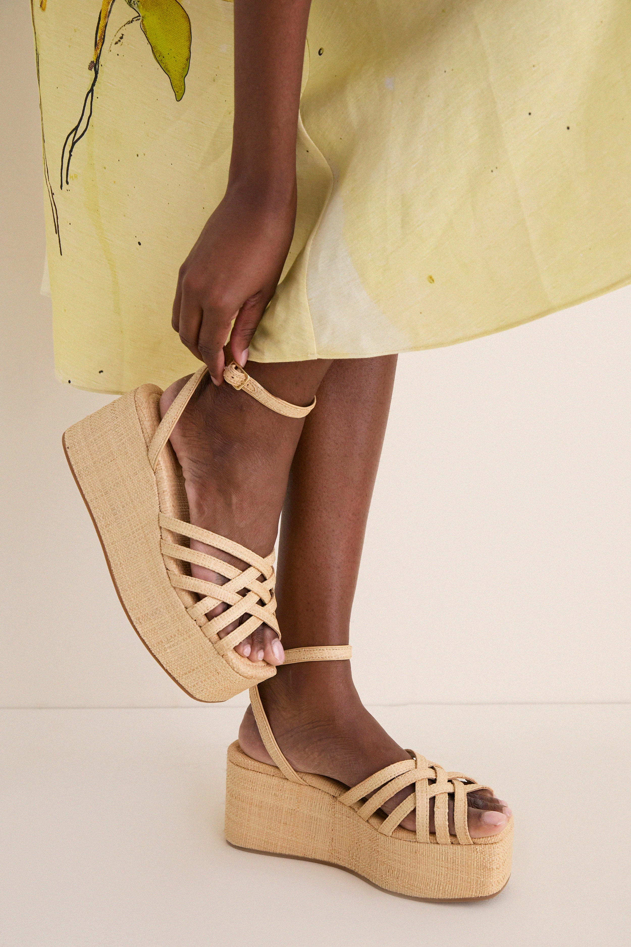 Natural Raffia Channing Platforms - Image 3