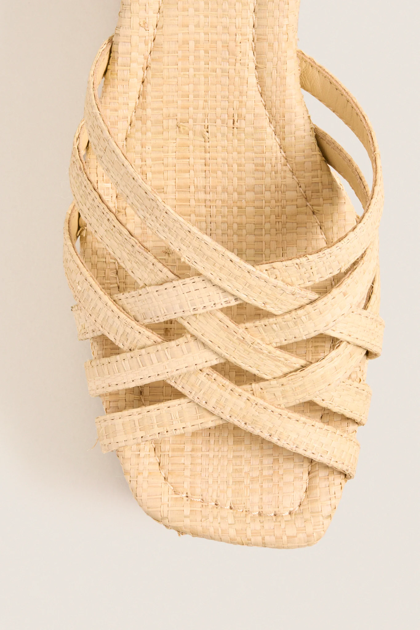 Natural Raffia Channing Platforms - Image 8