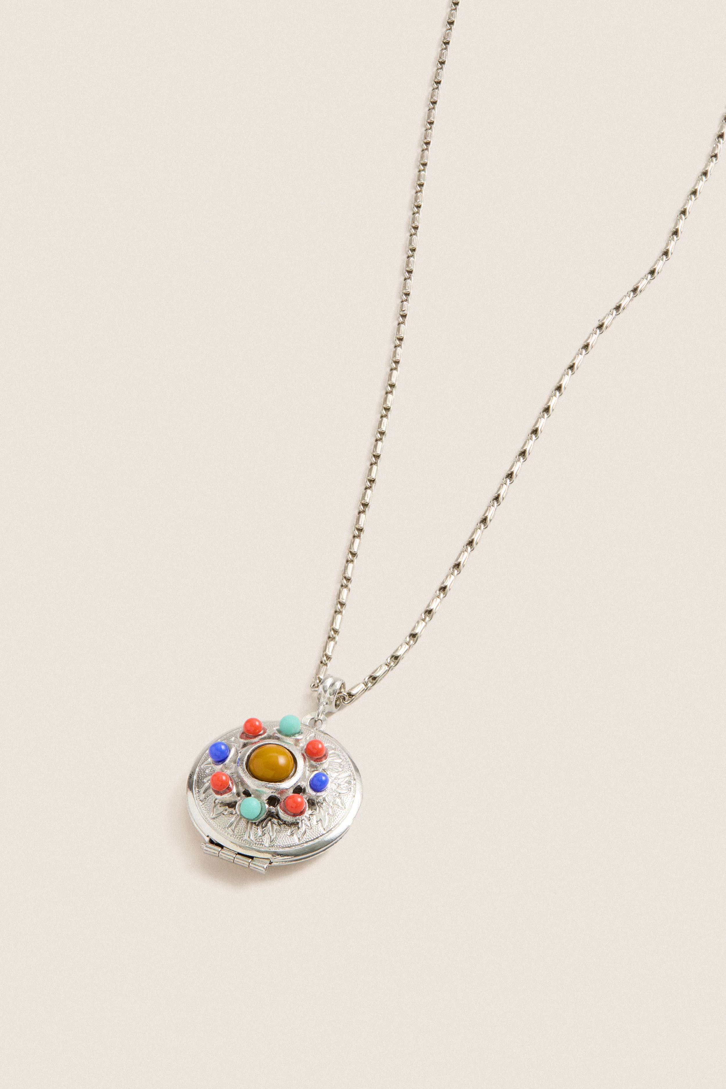 Silver Plated Chain Necklace with Round Locket Pendant - Image 4